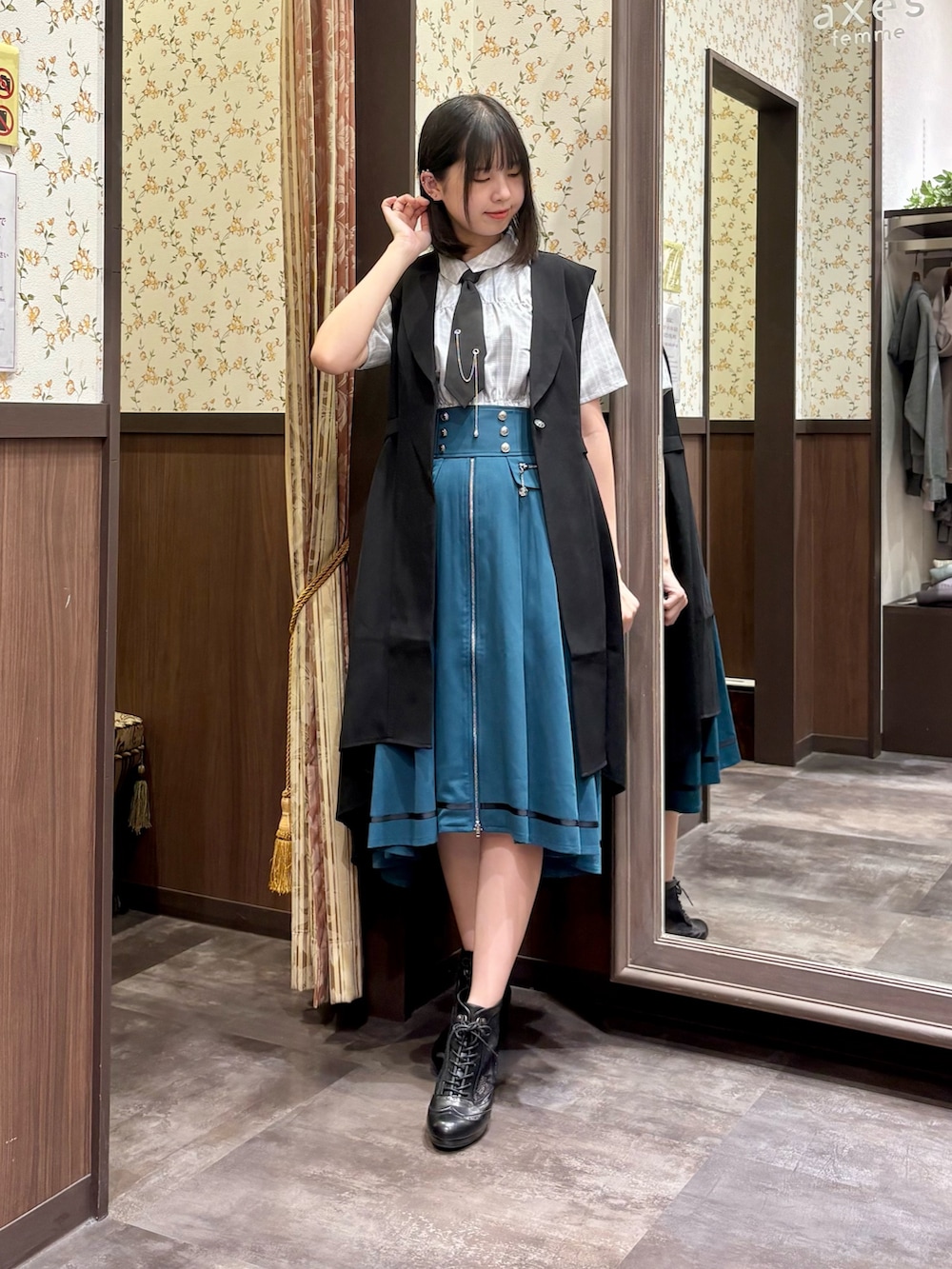 ホワイト系のタンクトップ、グレー系のシャツ/ブラウス、ブラック系のベストを着用したレディースの夏コーディネートの3枚目の写真