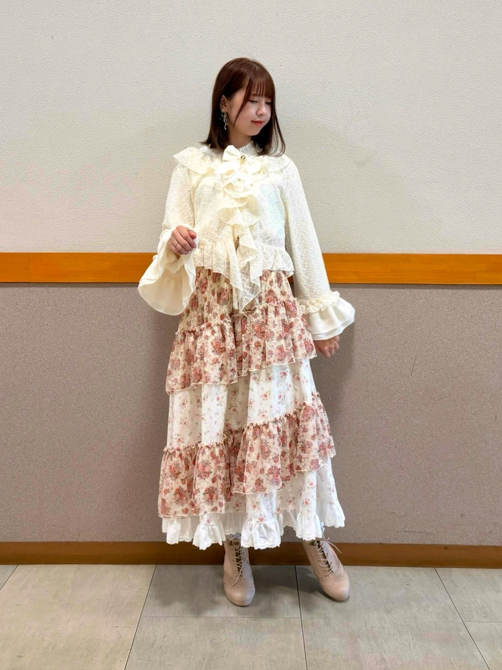 ホワイト系のシャツ/ブラウス、ホワイト系のカーディガン/ボレロ、ベージュ系のスカートを着用したレディースの秋コーディネートの3枚目の写真