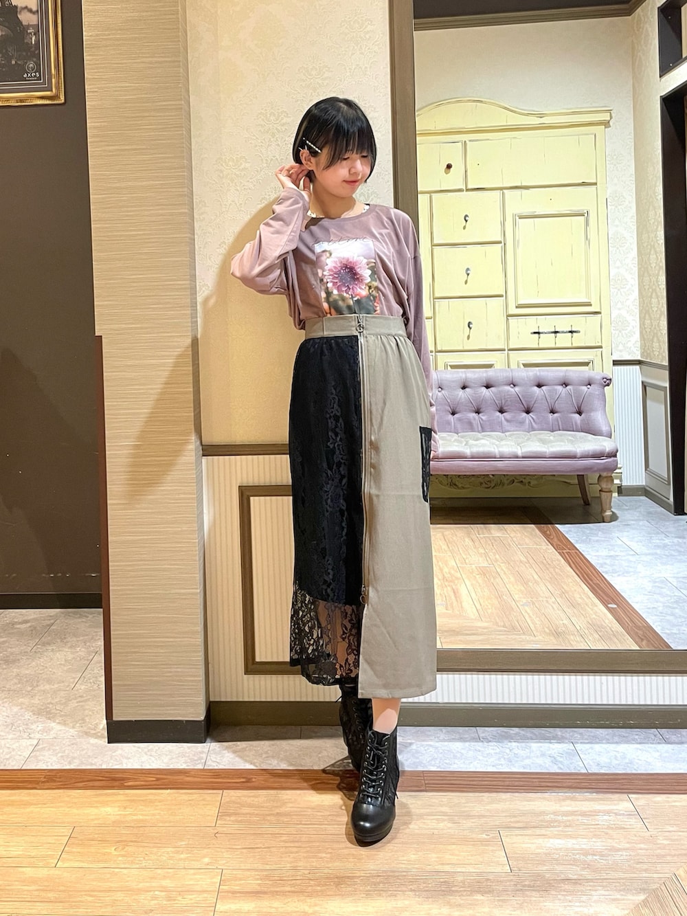 ベージュ系のスカート、ブラウン系のTシャツ/カットソー、ブラック系のブルゾンを着用したレディースの秋コーディネートの7枚目の写真