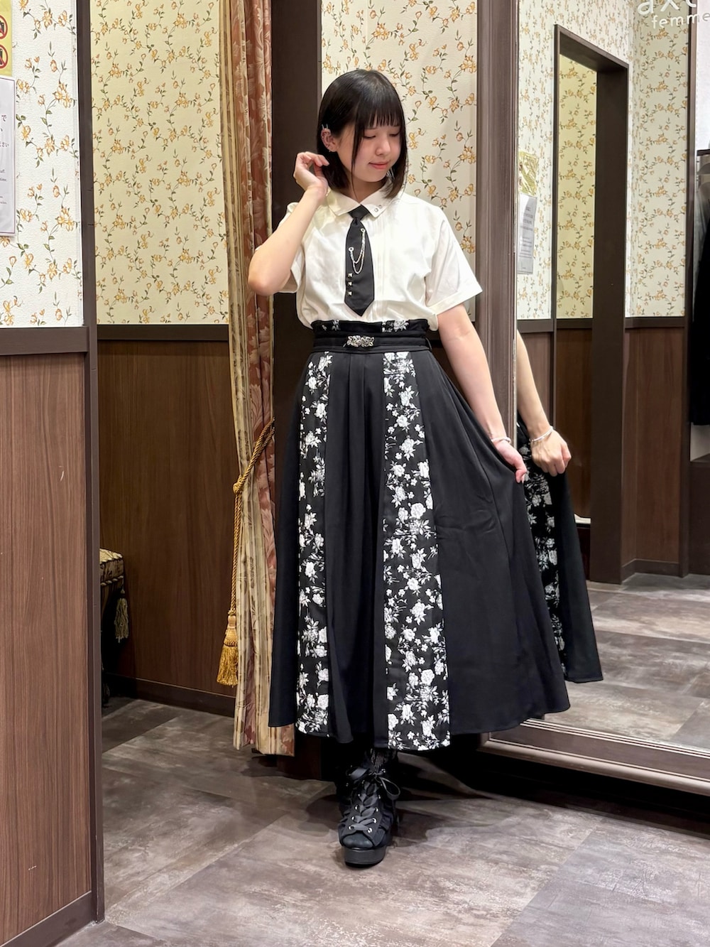 ホワイト系のシャツ/ブラウス、ブラック系のカーディガン/ボレロ、ブラック系のスカートを着用したレディースの夏コーディネートの5枚目の写真