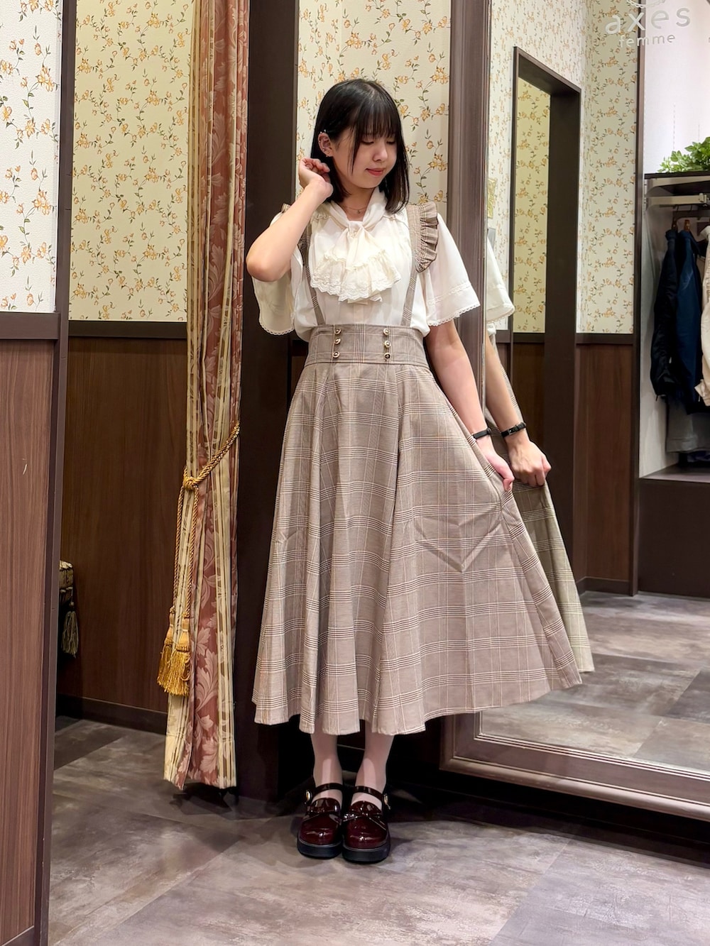 ホワイト系のタンクトップ、ホワイト系のシャツ/ブラウス、ブラウン系のスカートを着用したレディースの夏コーディネートの2枚目の写真