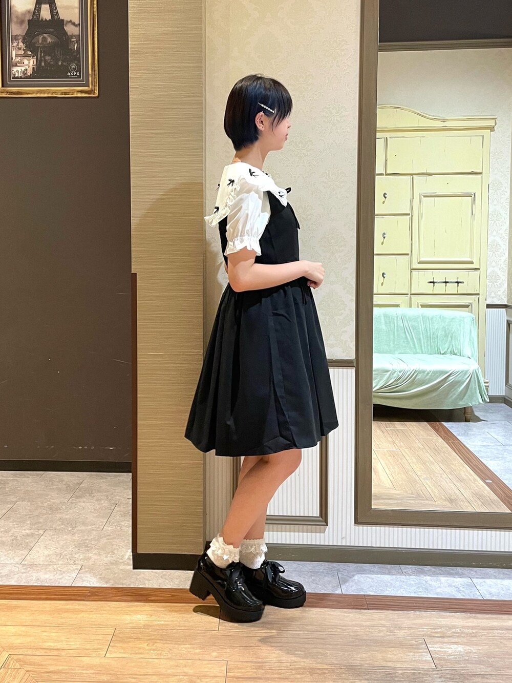 ホワイト系のタンクトップ、ホワイト系のシャツ/ブラウス、ブラック系のパンプスを着用したレディースの夏コーディネートの6枚目の写真