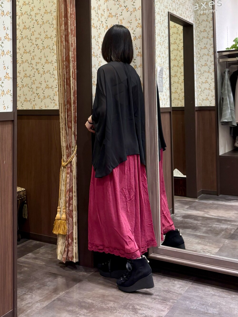 ブラック系のバックパック/リュック、レッド系のその他パンツ、ブラック系のキャミソールを着用したレディースの夏コーディネートの4枚目の写真