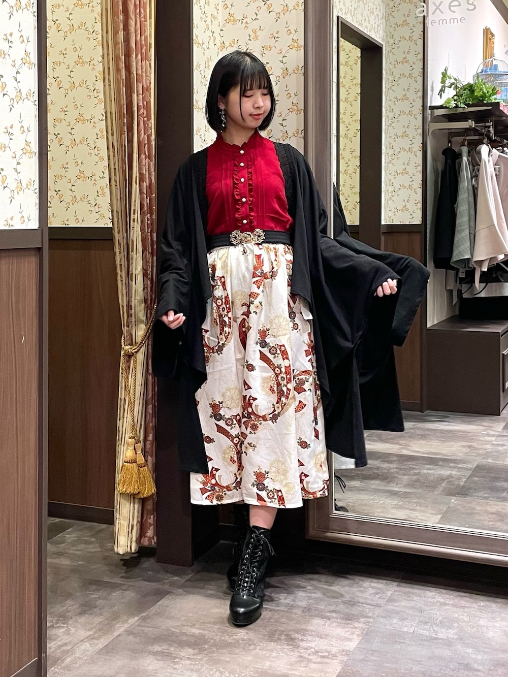 ホワイト系のワンピース、ホワイト系のカーディガン/ボレロ、ブラック系のボストンバッグを着用したレディースの春コーディネートの7枚目の写真