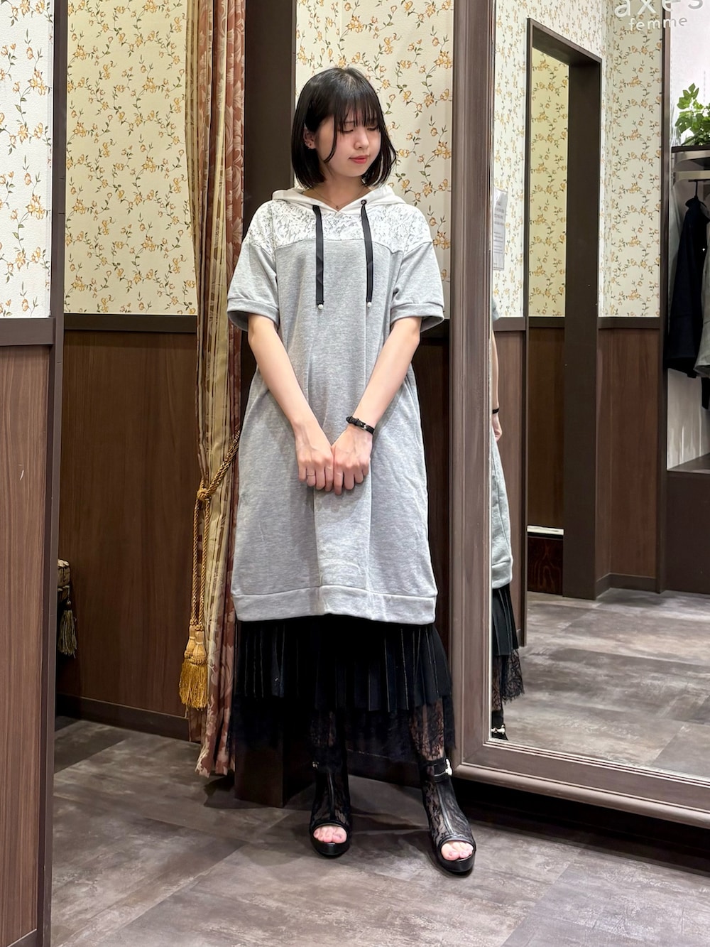 ブラック系のバックパック/リュック、ブルー系のタンクトップ、グレー系のチュニックを着用したレディースの春コーディネートの2枚目の写真