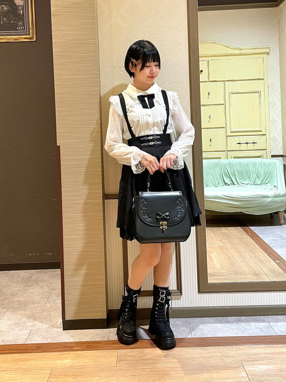 「axes femme、ガーリー、モノトーン、アウター」|「axes femme POETIQUEのチャイナ釦タンクソールブーツ(ブーツ、その他)」を使った、白あんさん(レディース・161cm)の秋コーディネートの7枚目の写真