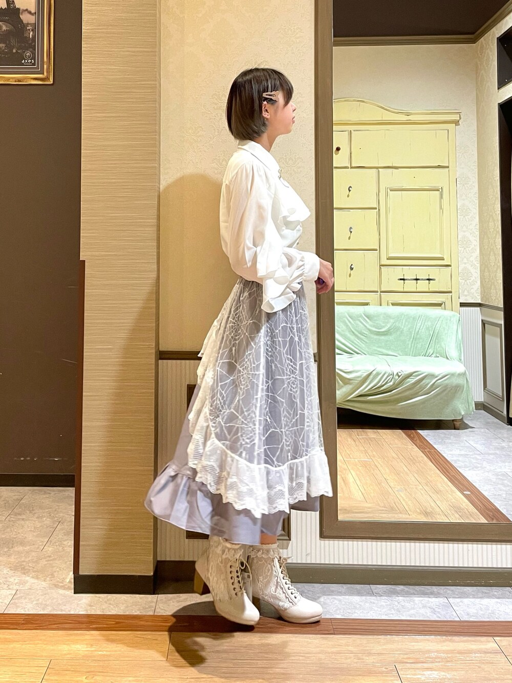 「axes femme、ガーリー、フェミニン、ホワイト、ブラウス」｜「axes femme POETIQUEのダークロマンスフリルブラウス（シャツ/ブラウス、ホワイト系）」を使った、白あんさん（レディース・161cm）の秋コーディネートの5枚目の写真
