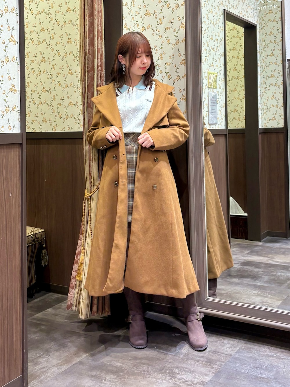 ホワイト系のニット/セーター、イエロー系のダッフルコート、ブラウン系のブーツを着用したレディースの秋コーディネートの3枚目の写真