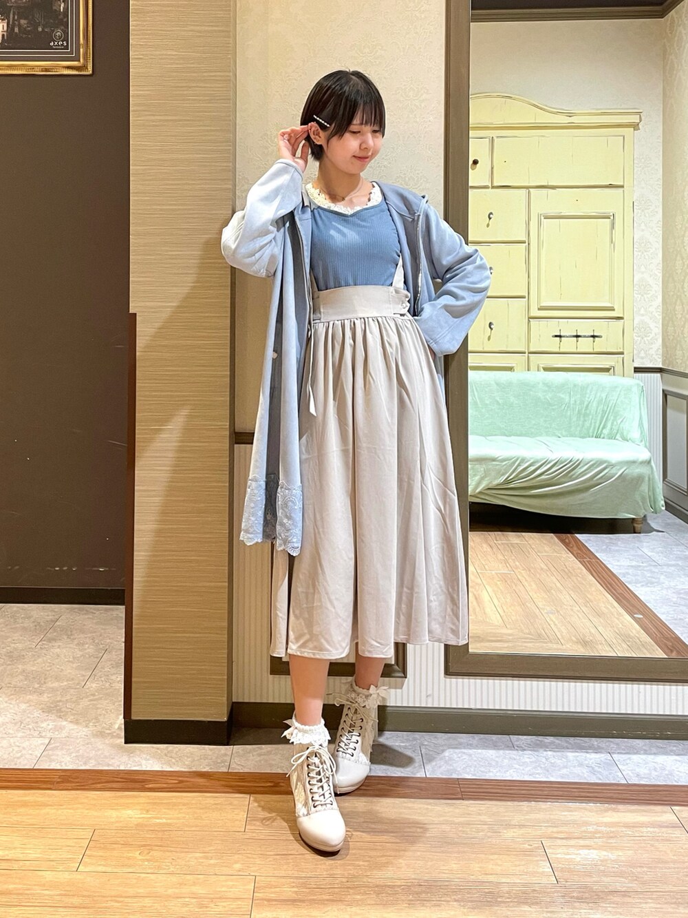 ホワイト系のブーツ、ホワイト系のショルダーバッグ、ホワイト系のタンクトップを着用したレディースの夏コーディネートの4枚目の写真