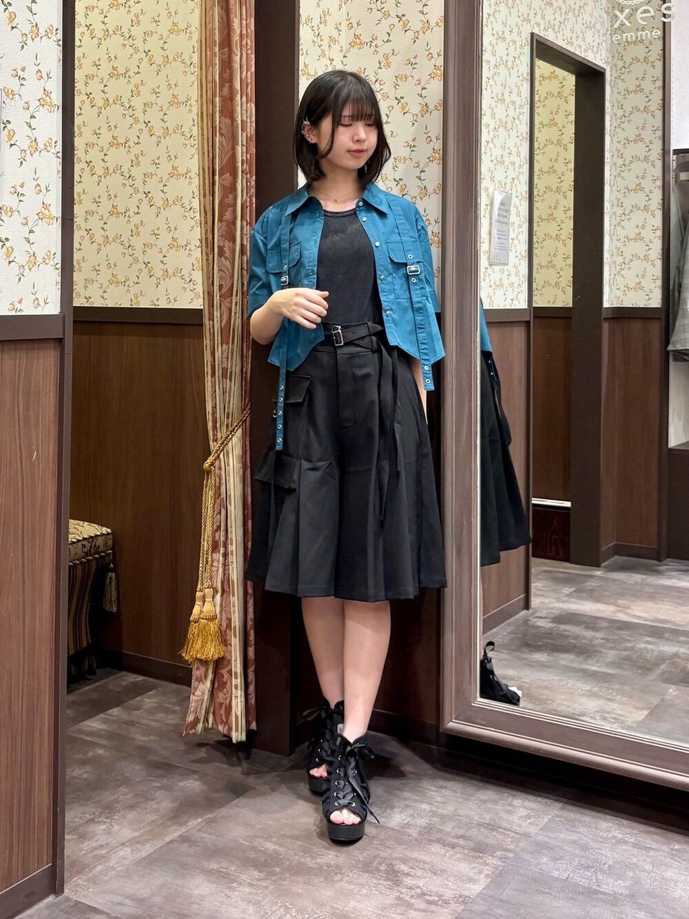 ブラック系のその他パンツ、ブルー系のシャツ/ブラウス、ブラック系のタンクトップを着用したレディースの春コーディネートの4枚目の写真