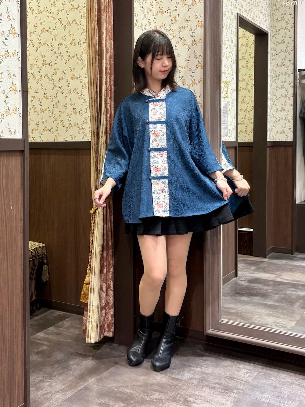 ブルー系のシャツ/ブラウス、ブラック系のその他パンツ、ブラック系のタンクトップを着用したレディースの夏コーディネートの3枚目の写真