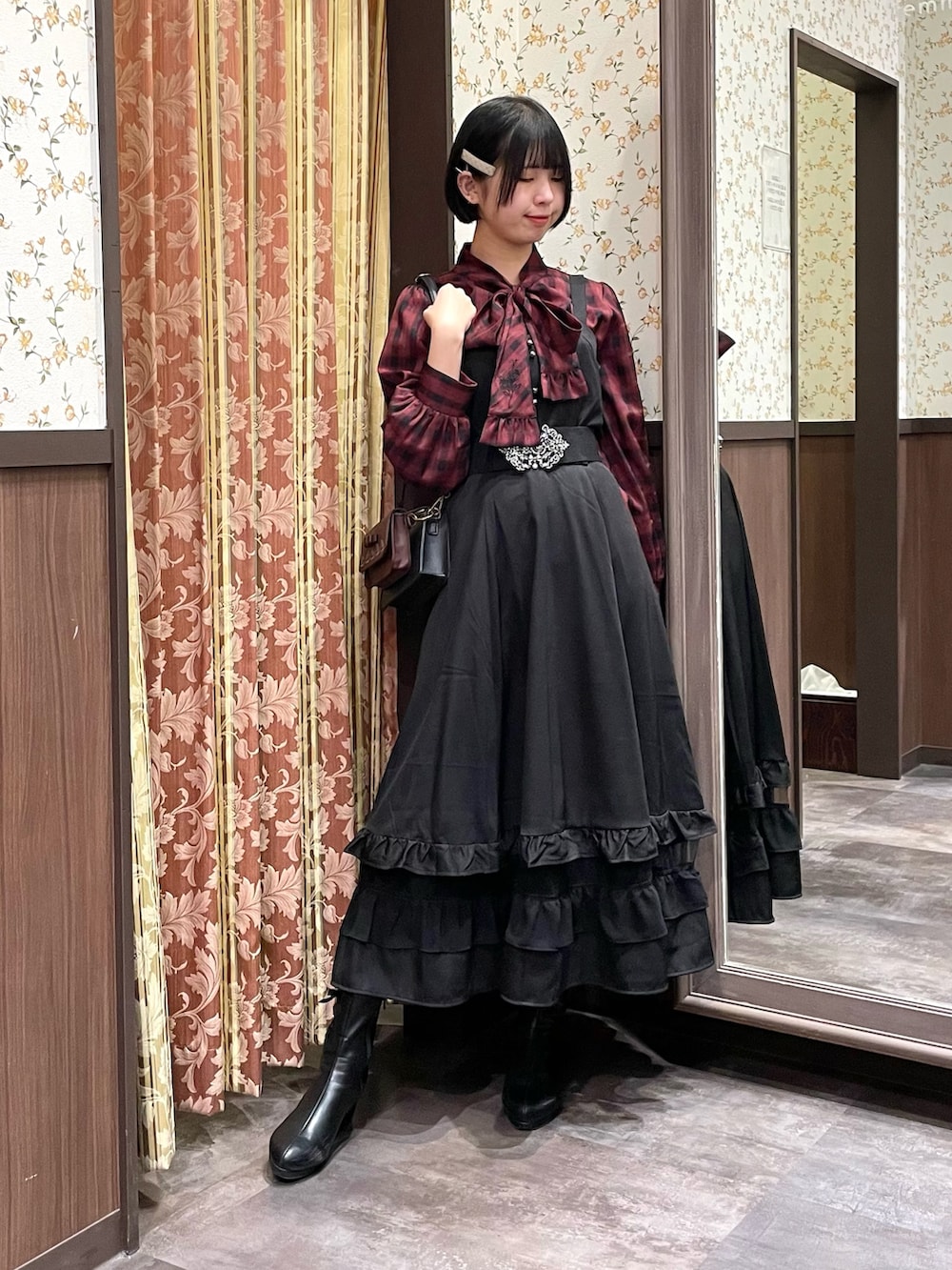 レッド系のシャツ/ブラウス、ブラック系のブルゾン、ブラック系のワンピースを着用したレディースの冬コーディネートの3枚目の写真