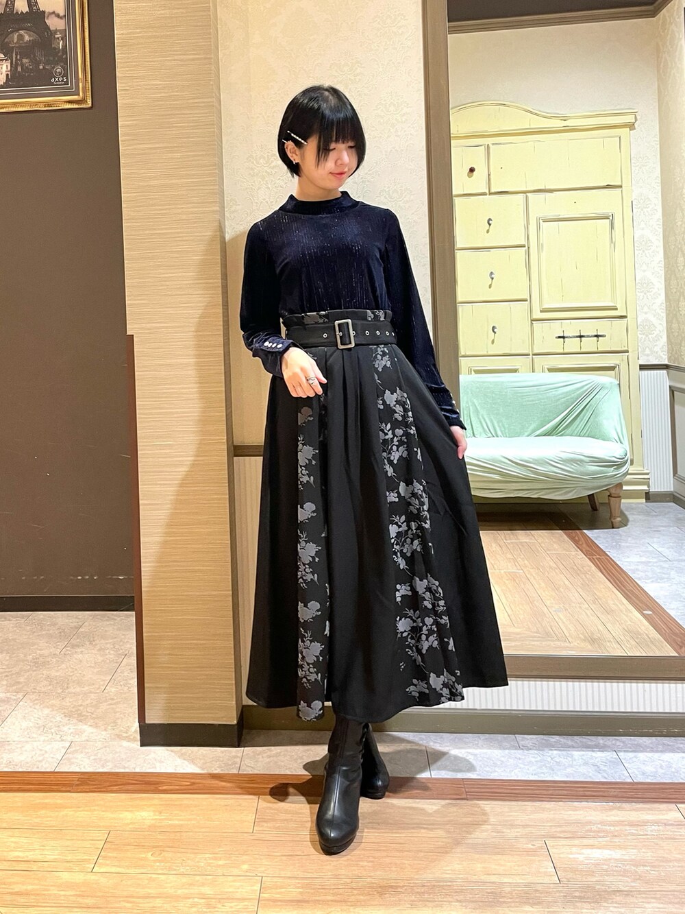 ブラック系のスカート、ブラック系のブーツ、ブラック系のタンクトップを着用したレディースの秋コーディネートの4枚目の写真