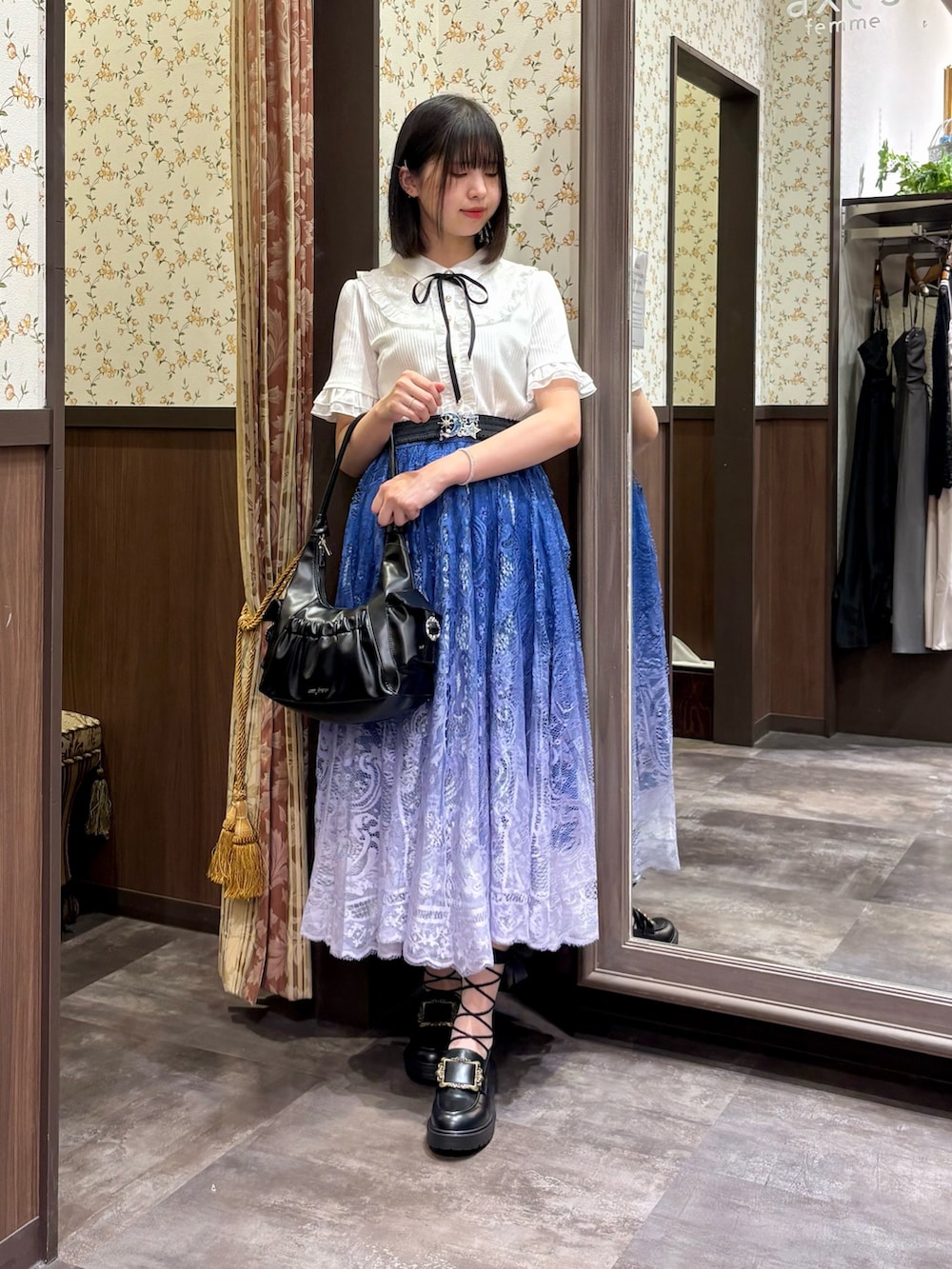 ブルー系のスカート、ホワイト系のタンクトップ、ホワイト系のTシャツ/カットソーを着用したレディースの夏コーディネートの5枚目の写真