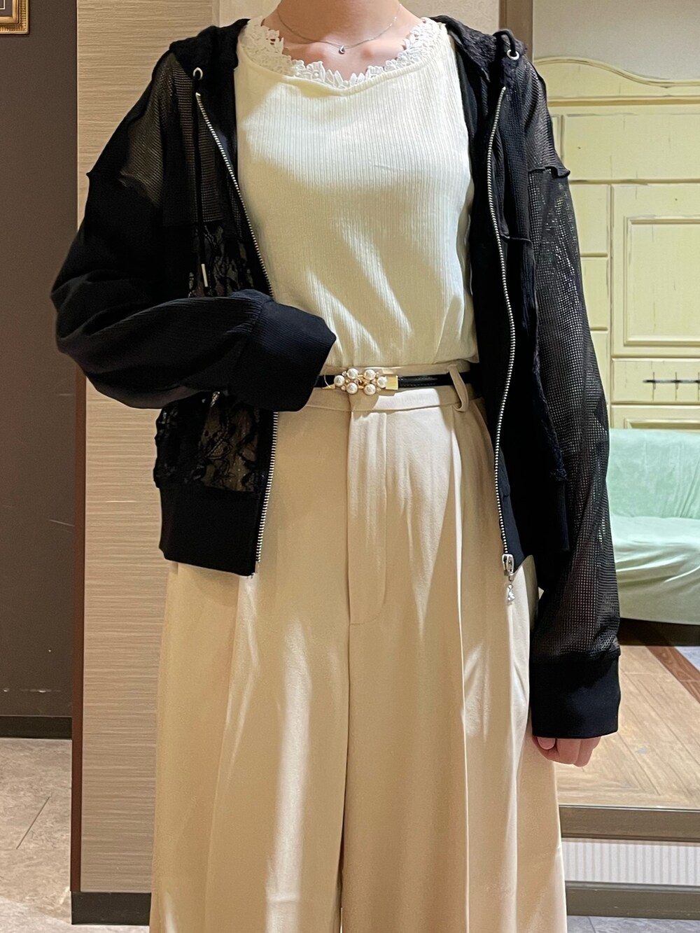 ホワイト系のブーツ、ブラック系のトートバッグ、ホワイト系のTシャツ/カットソーを着用したレディースの秋コーディネートの6枚目の写真