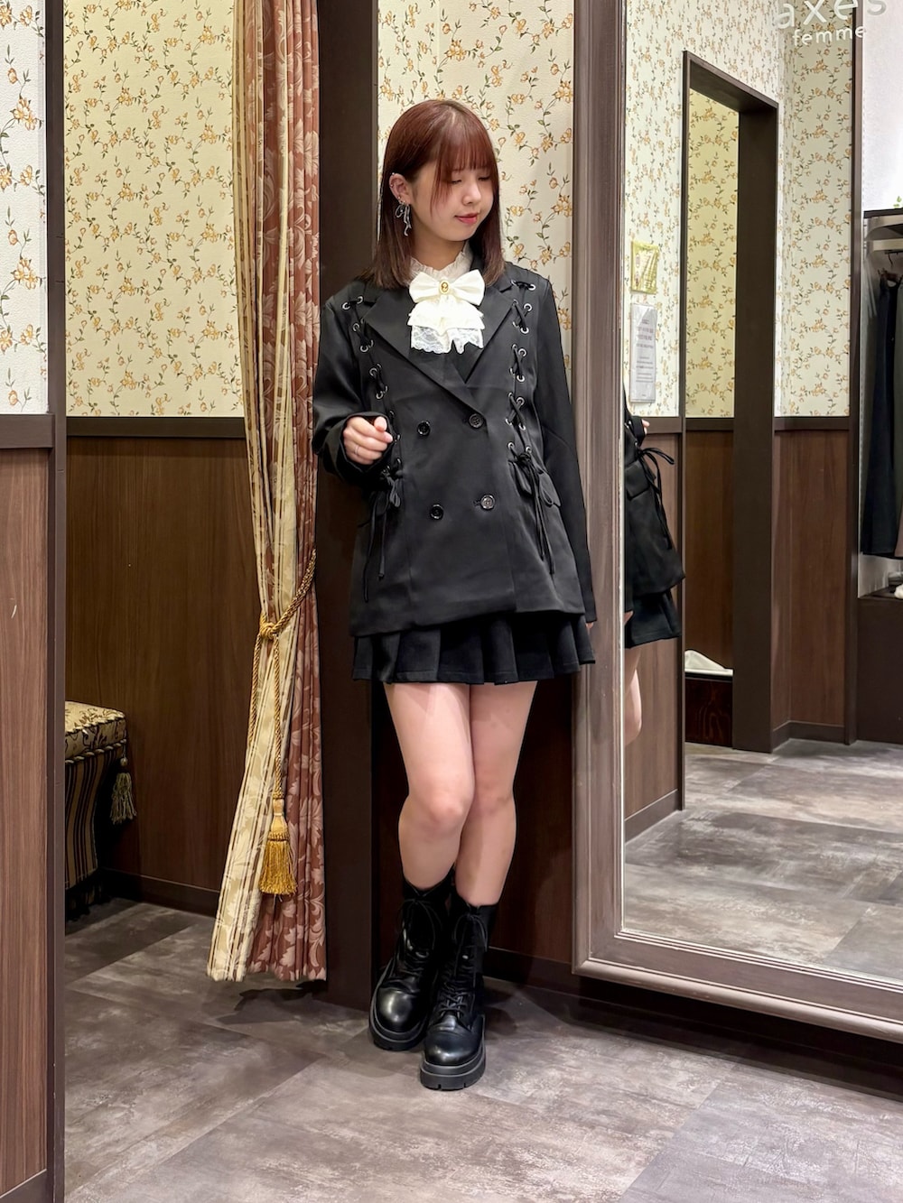 ホワイト系のシャツ/ブラウス、ブラック系のブルゾン、ブラック系のその他パンツを着用したレディースの秋コーディネートの4枚目の写真