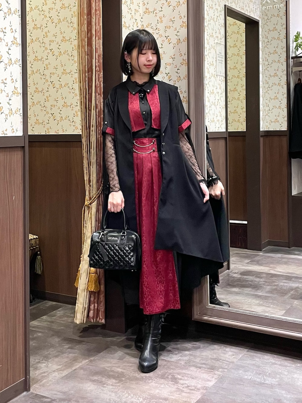 ブラック系のTシャツ/カットソー、ブラック系のタンクトップ、ブラック系のシャツ/ブラウスを着用したレディースの春コーディネートの3枚目の写真