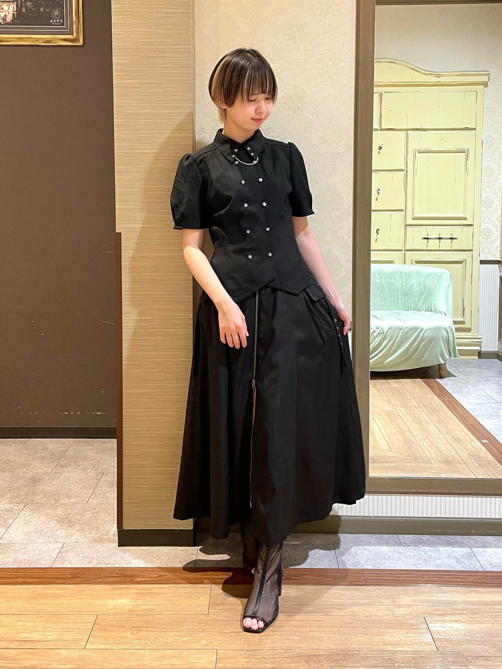 ホワイト系のタンクトップ、ブラック系のショルダーバッグ、ブラック系のシャツ/ブラウスを着用したレディースの夏コーディネートの2枚目の写真