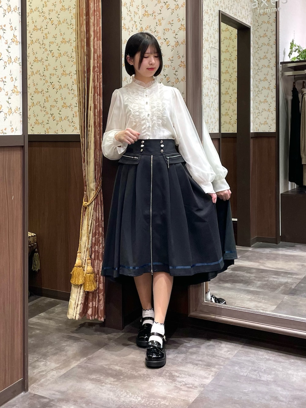 ホワイト系のシャツ/ブラウス、ブラック系のローファー、ブラック系のトレンチコートを着用したレディースの春コーディネートの2枚目の写真