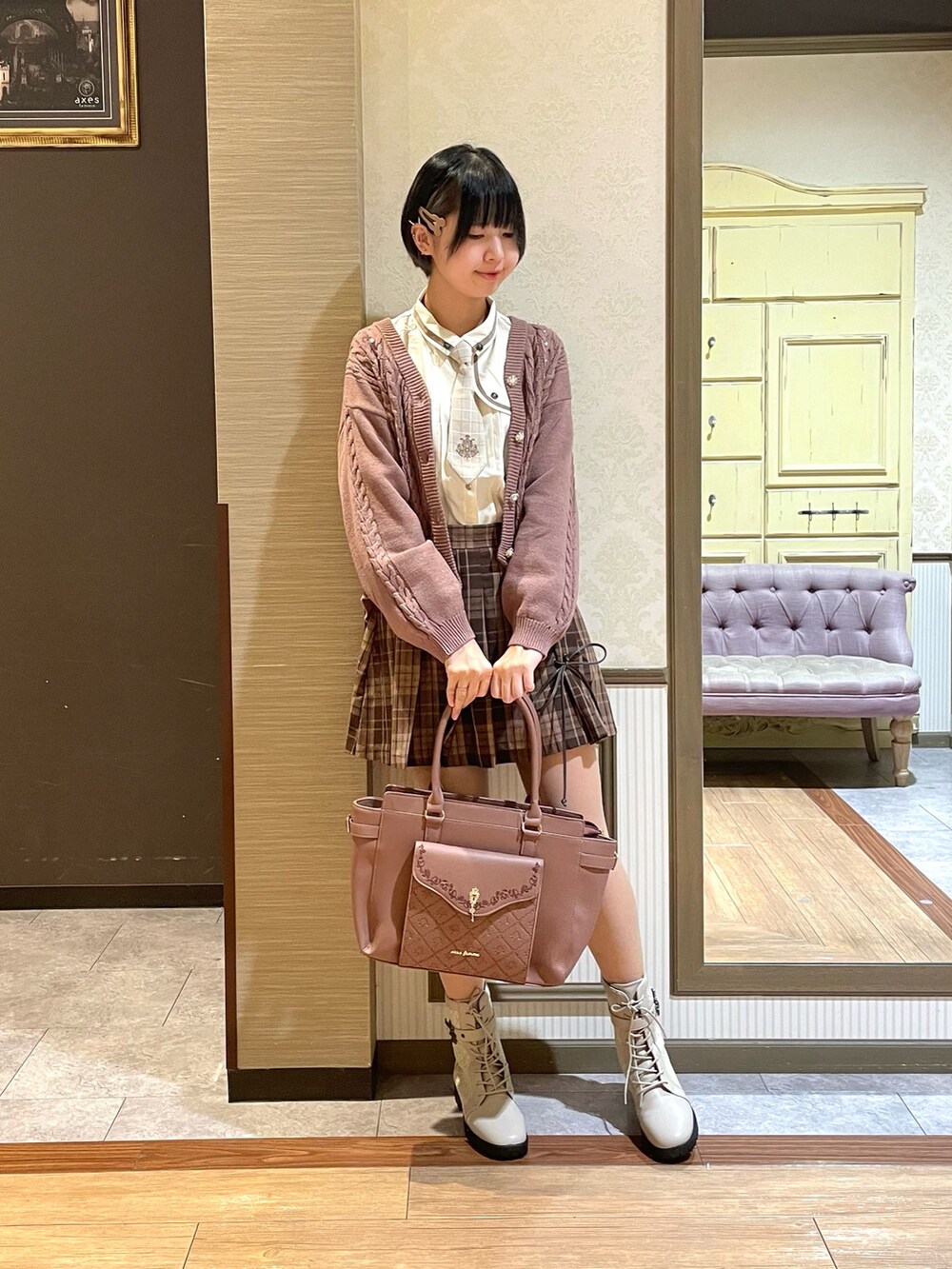 ホワイト系のシャツ/ブラウス、ブラウン系のカーディガン/ボレロ、ブラウン系のその他パンツを着用したレディースの秋コーディネートの2枚目の写真