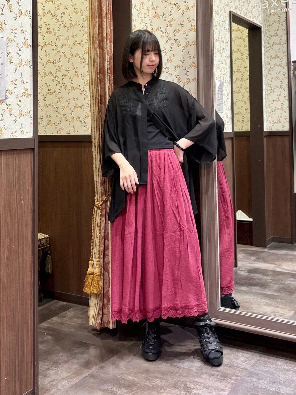 ブラック系のバックパック/リュック、レッド系のその他パンツ、ブラック系のキャミソールを着用したレディースの夏コーディネートの3枚目の写真