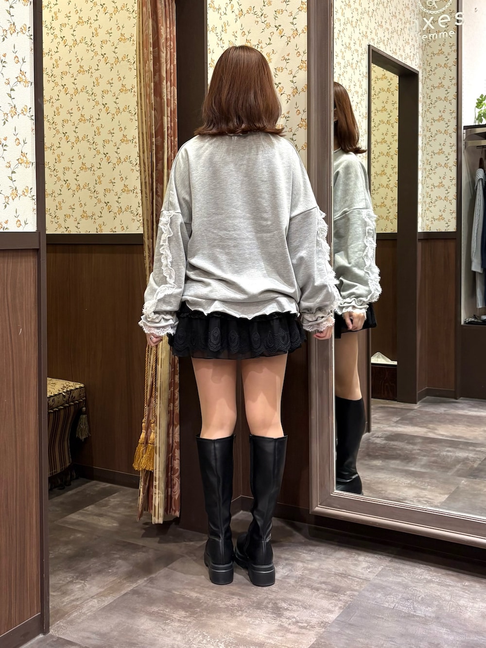 ブラック系のタンクトップ、ブラック系のスカート、グレー系のTシャツ/カットソーを着用したレディースの冬コーディネートの5枚目の写真