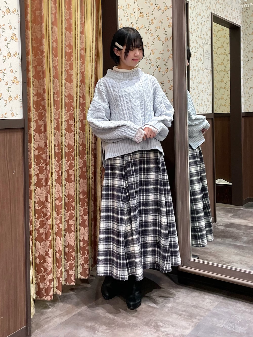 ホワイト系のダッフルコート、ブルー系のニット/セーター、パープル系のスカートを着用したレディースの冬コーディネートの3枚目の写真