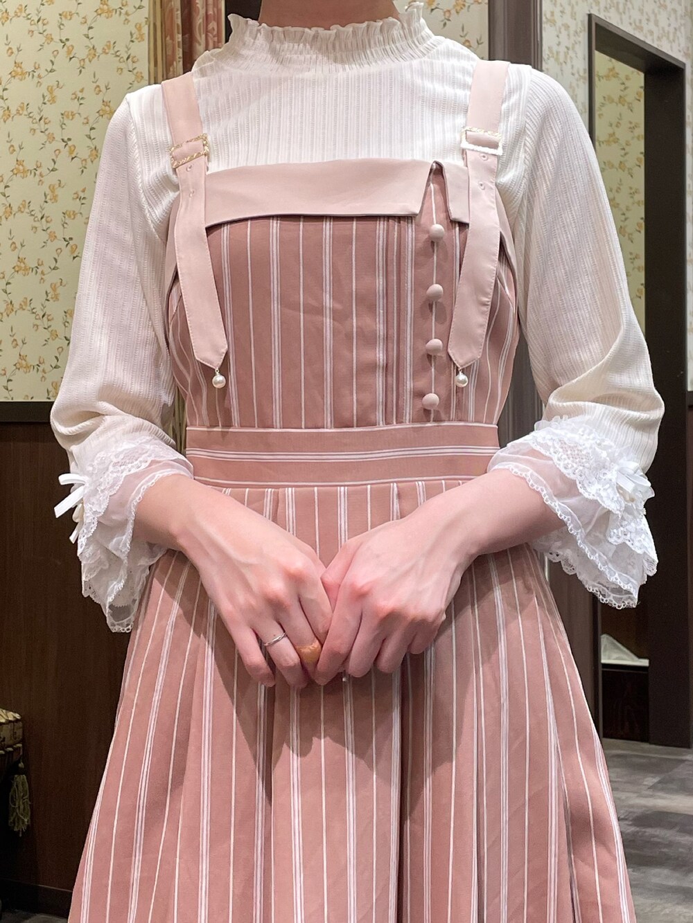 ホワイト系のTシャツ/カットソー、ピンク系のワンピース、ベージュ系のサンダルを着用したレディースの春コーディネートの7枚目の写真