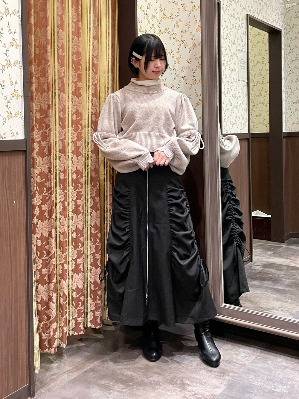 ピンク系のニット/セーター、ブラック系のスカート、ホワイト系のダッフルコートを着用したレディースの冬コーディネートの2枚目の写真