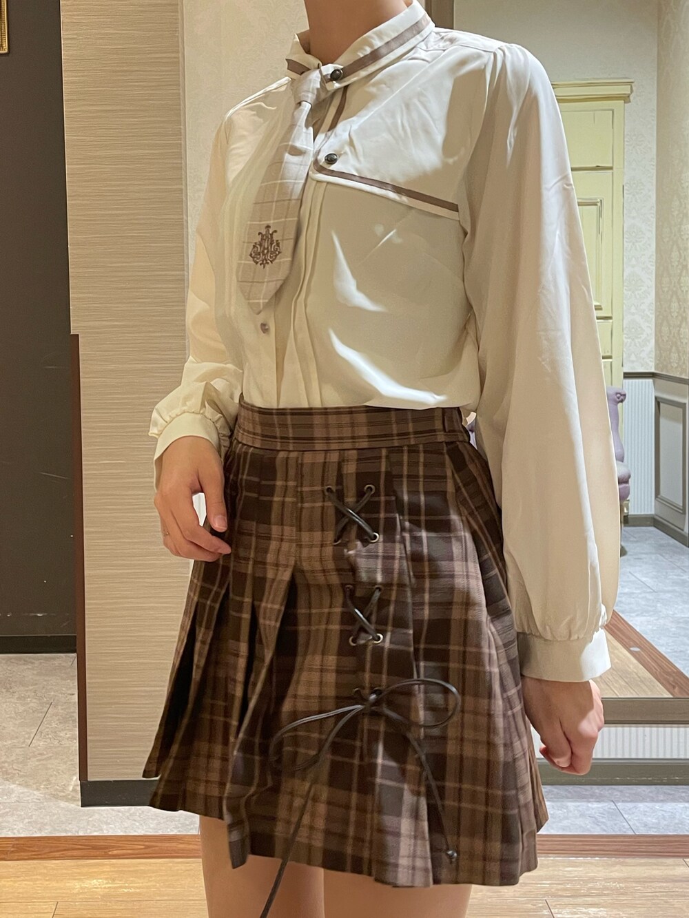 ホワイト系のシャツ/ブラウス、ブラウン系のカーディガン/ボレロ、ブラウン系のその他パンツを着用したレディースの秋コーディネートの7枚目の写真