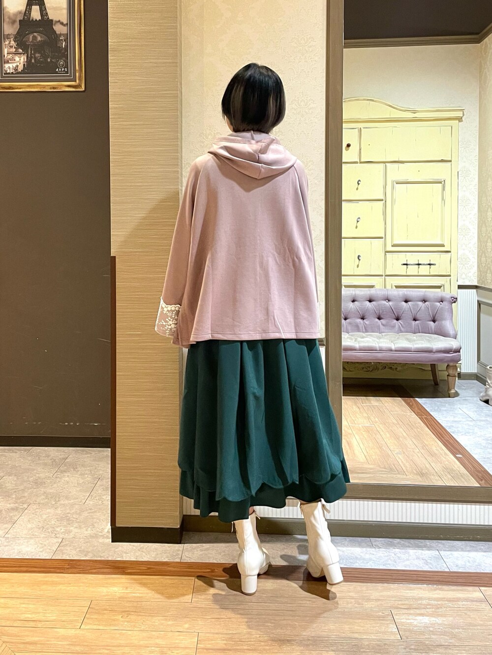 ホワイト系のショルダーバッグ、ブラウン系のカーディガン/ボレロ、ホワイト系のニット/セーターを着用したレディースの秋コーディネートの5枚目の写真
