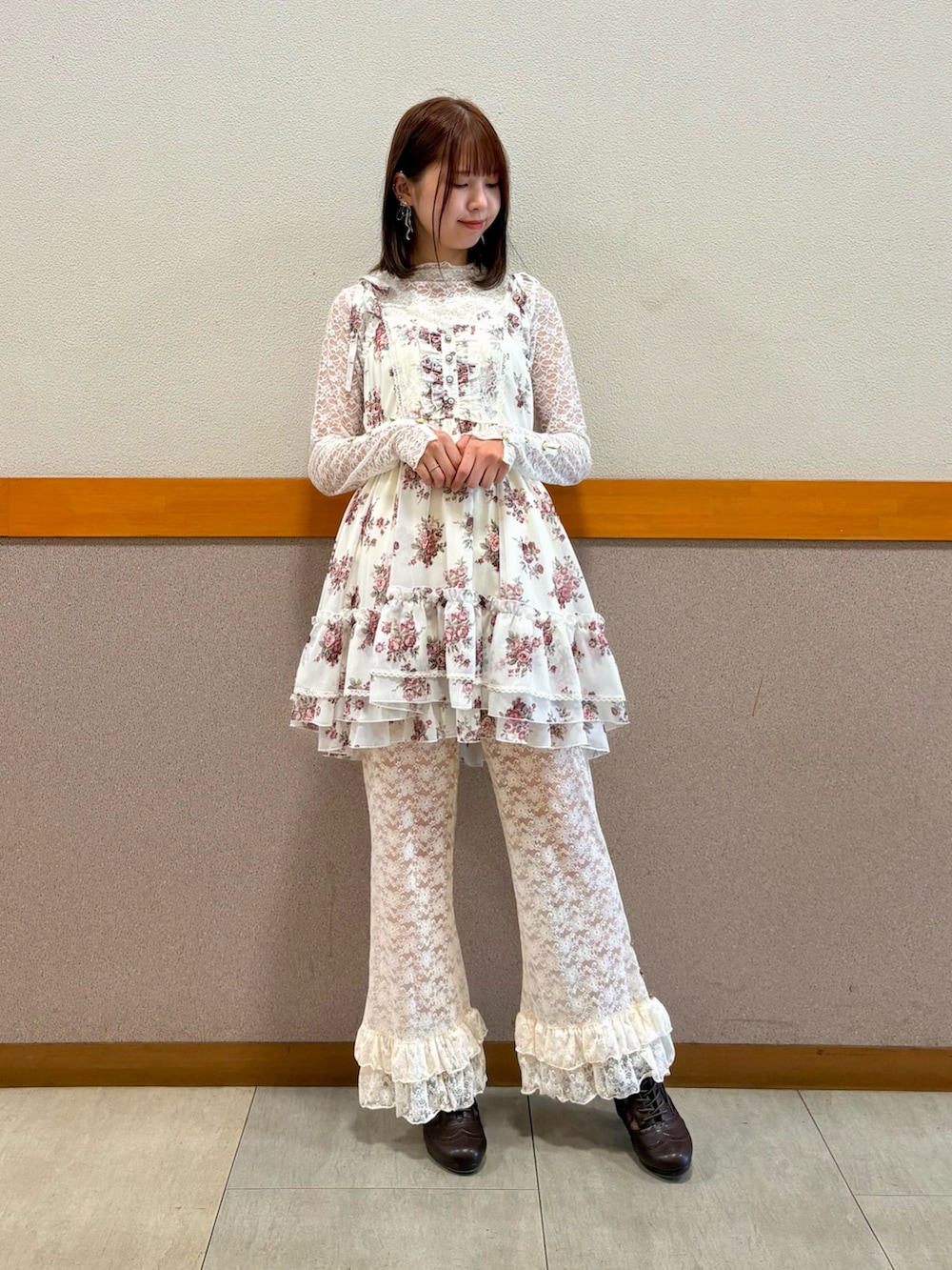 ホワイト系のTシャツ/カットソー、ホワイト系のチュニック、ホワイト系のカーディガン/ボレロを着用したレディースの秋コーディネートの5枚目の写真