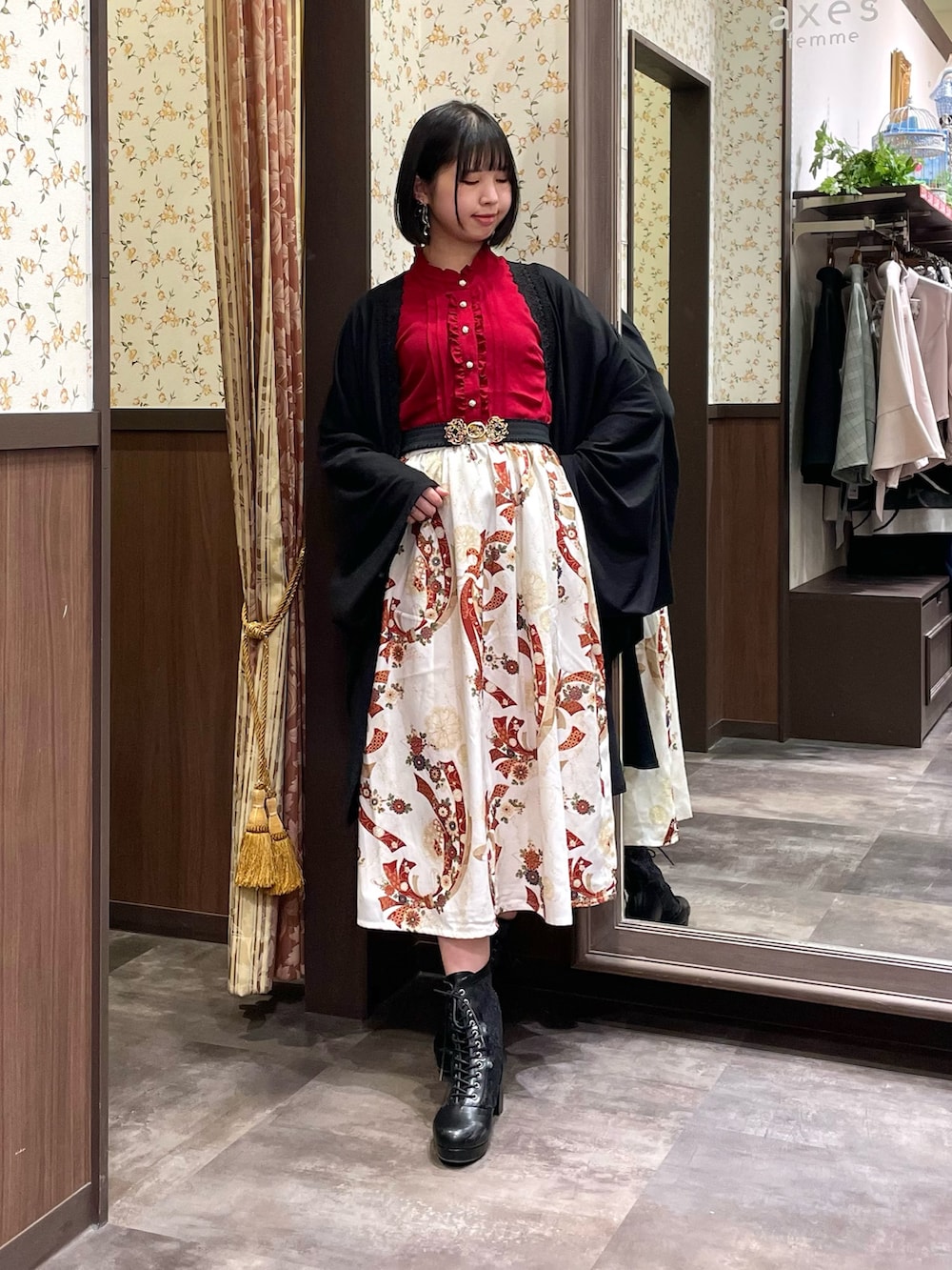 ホワイト系のワンピース、ホワイト系のカーディガン/ボレロ、ブラック系のボストンバッグを着用したレディースの春コーディネートの6枚目の写真