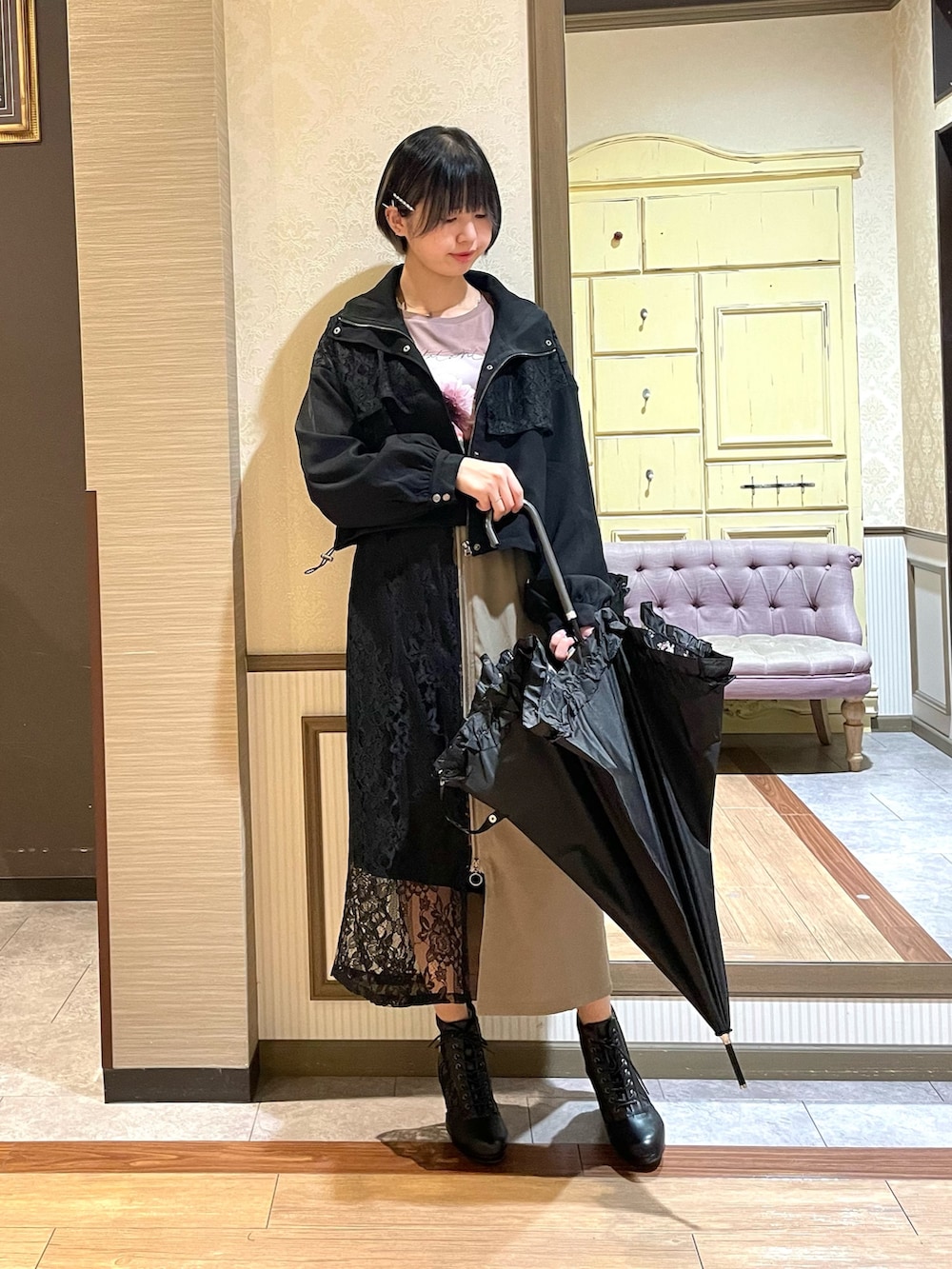 ベージュ系のスカート、ブラウン系のTシャツ/カットソー、ブラック系のブルゾンを着用したレディースの秋コーディネートの4枚目の写真