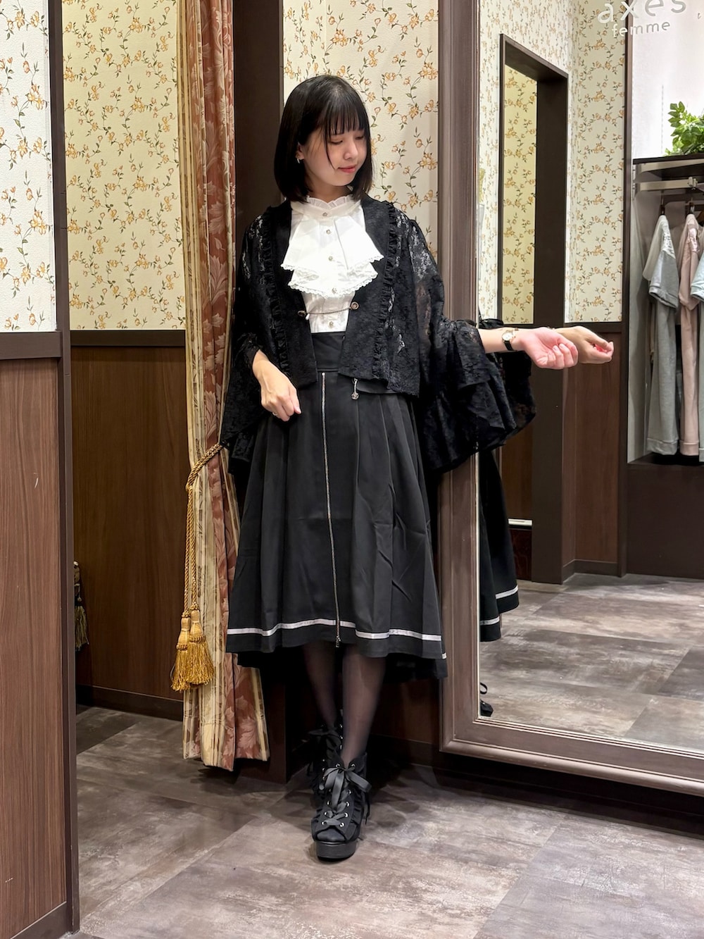 ブラック系のカーディガン/ボレロ、ブラック系のスカート、ブラック系のサンダルを着用したレディースの夏コーディネートの5枚目の写真