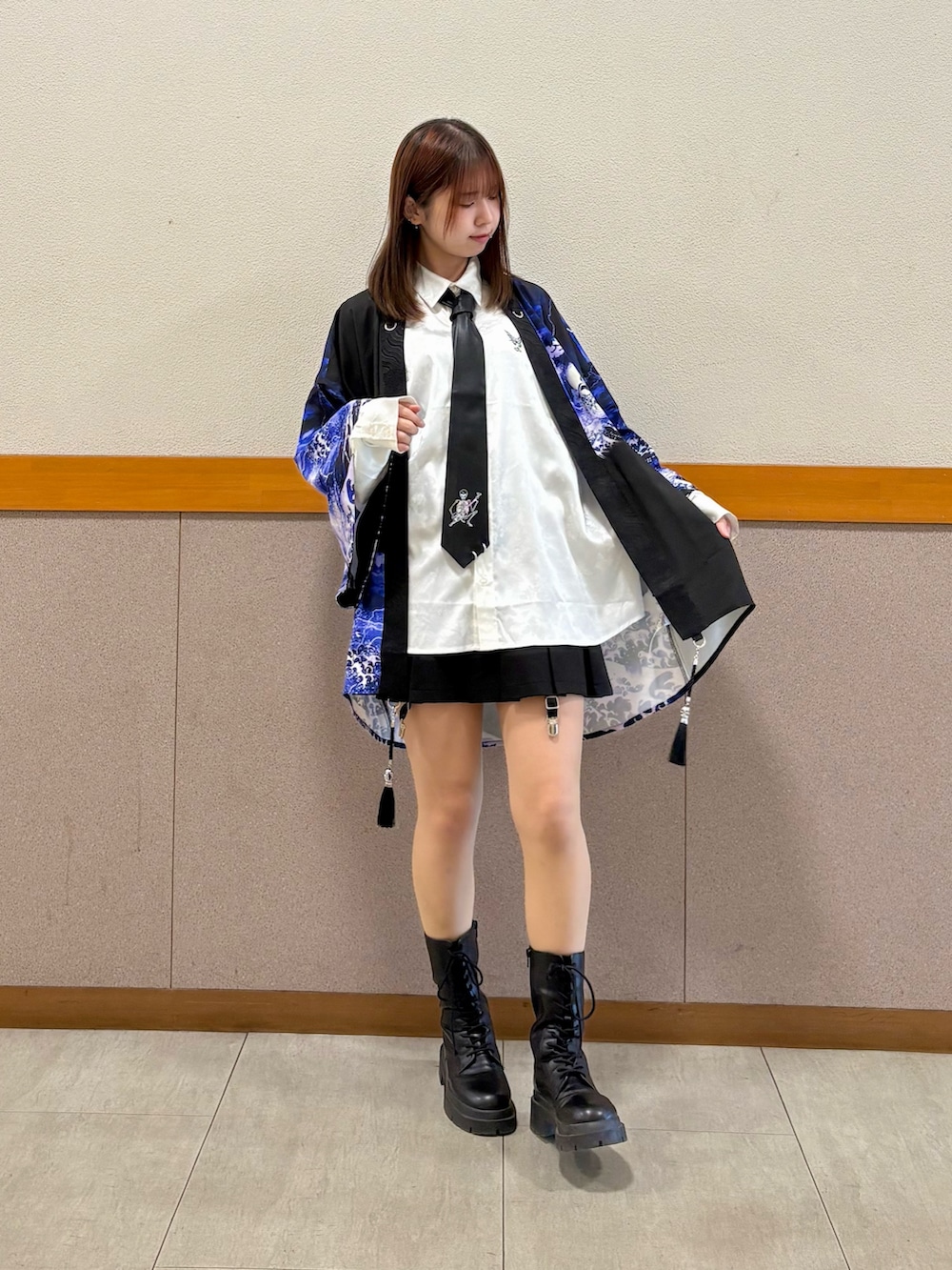 パープル系のその他アウター、その他のネクタイ、グレー系のシャツ/ブラウスを着用したレディースの冬コーディネートの4枚目の写真