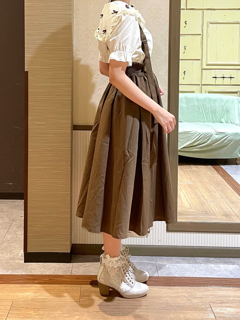 ホワイト系のボストンバッグ、ブラウン系のスカート、ホワイト系のタンクトップを着用したレディースの夏コーディネートの4枚目の写真