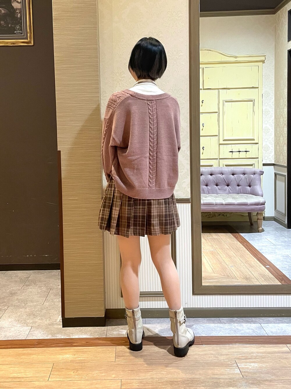 ホワイト系のシャツ/ブラウス、ブラウン系のカーディガン/ボレロ、ブラウン系のその他パンツを着用したレディースの秋コーディネートの4枚目の写真