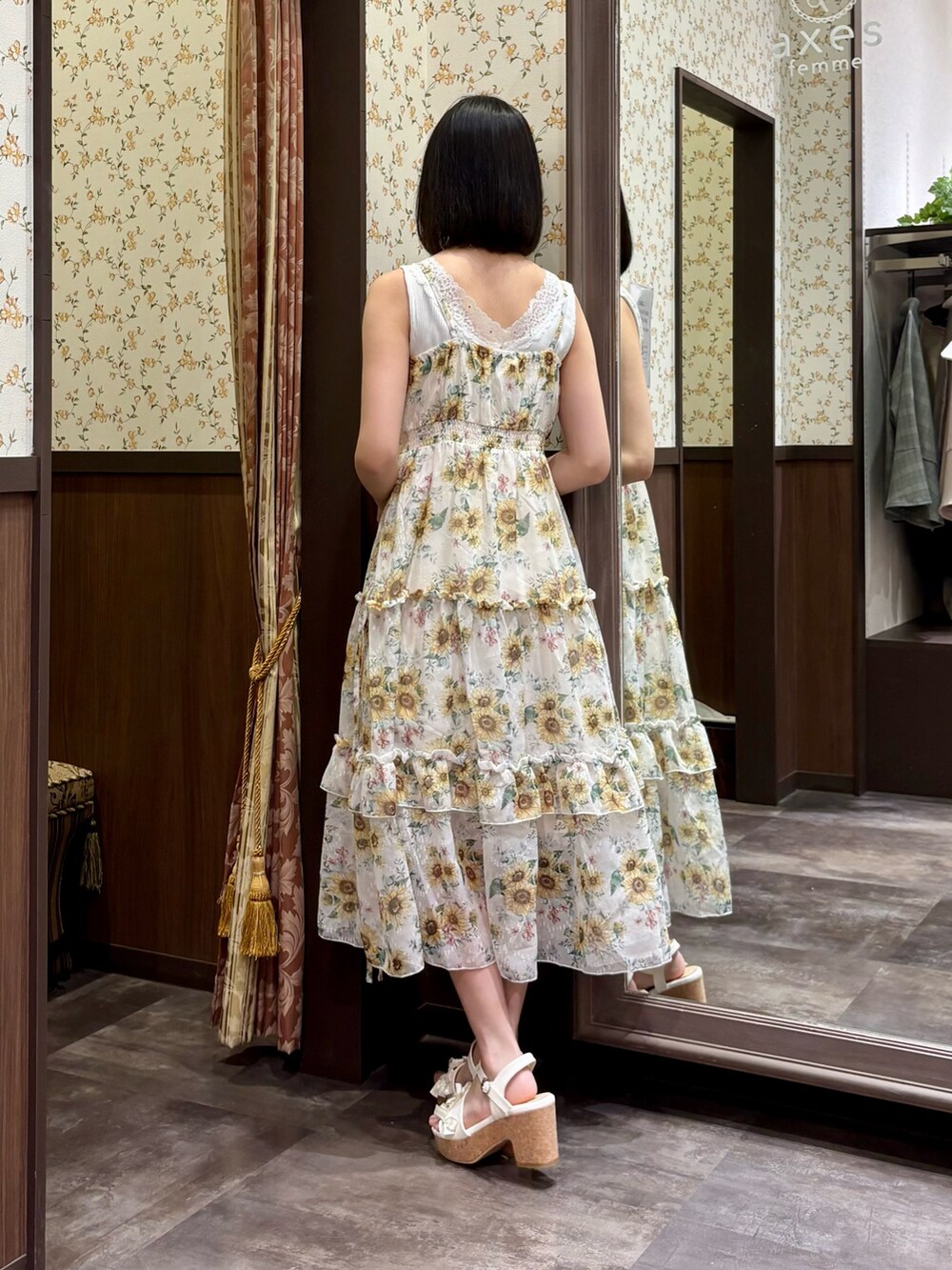 ホワイト系のカーディガン/ボレロ、ホワイト系のタンクトップ、ホワイト系のワンピースを着用したレディースの夏コーディネートの9枚目の写真