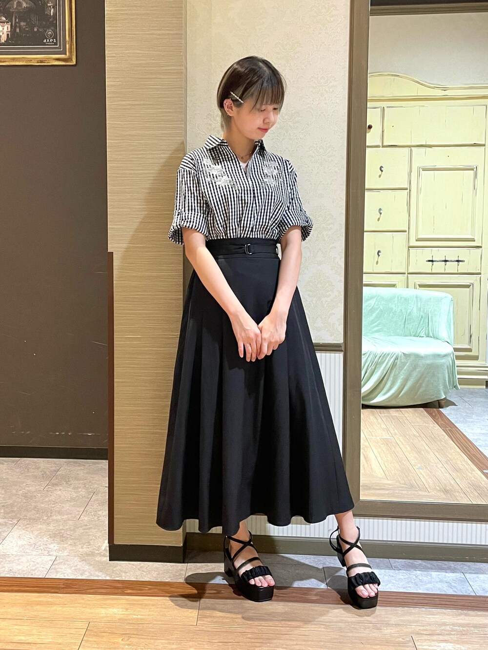 ホワイト系のタンクトップ、ブラック系のシャツ/ブラウス、ブラック系のサンダルを着用したレディースの夏コーディネートの3枚目の写真