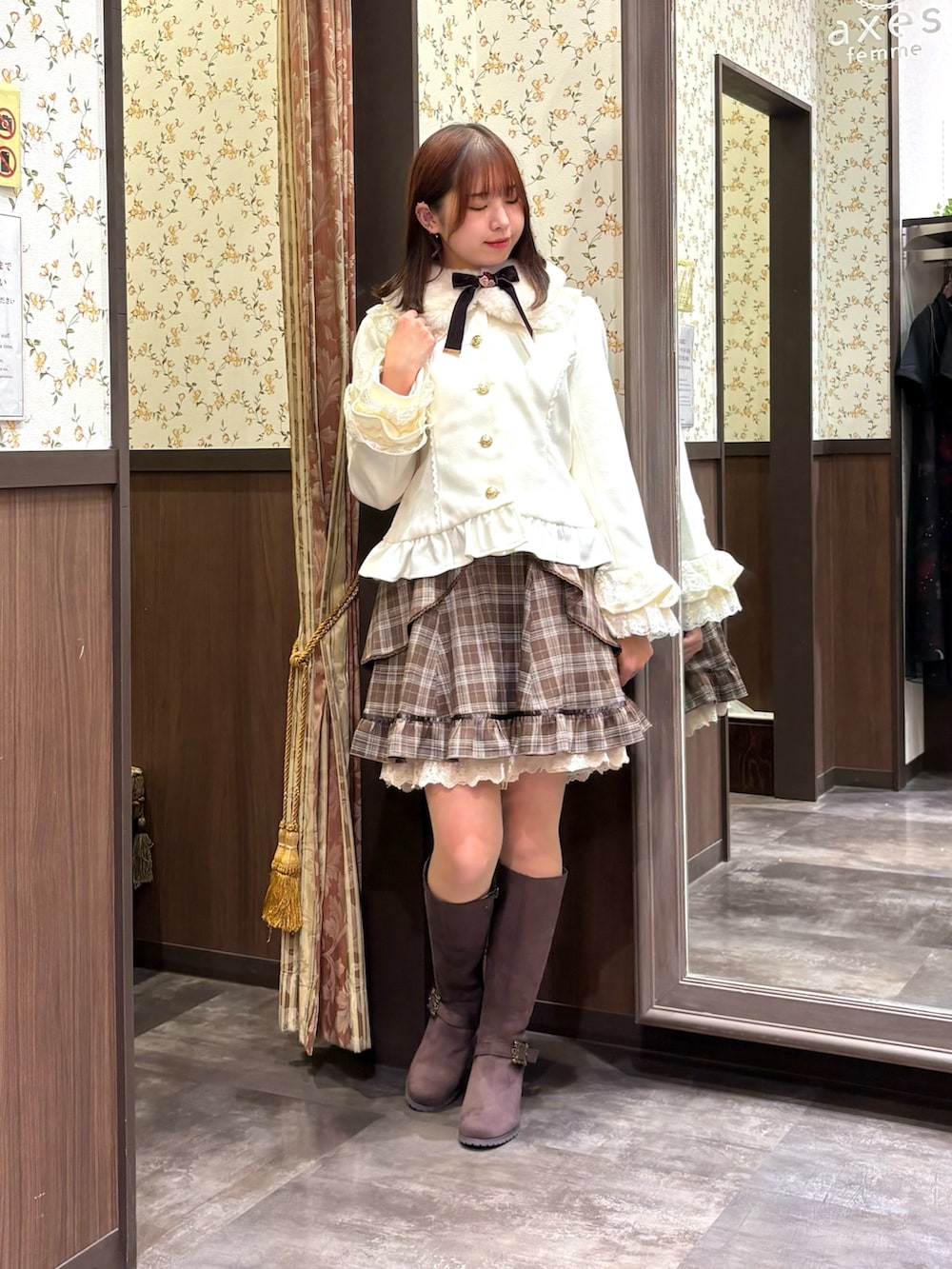 ホワイト系のピーコート、ベージュ系のシャツ/ブラウス、ブラウン系のジャンパースカートを着用したレディースの秋コーディネートの2枚目の写真