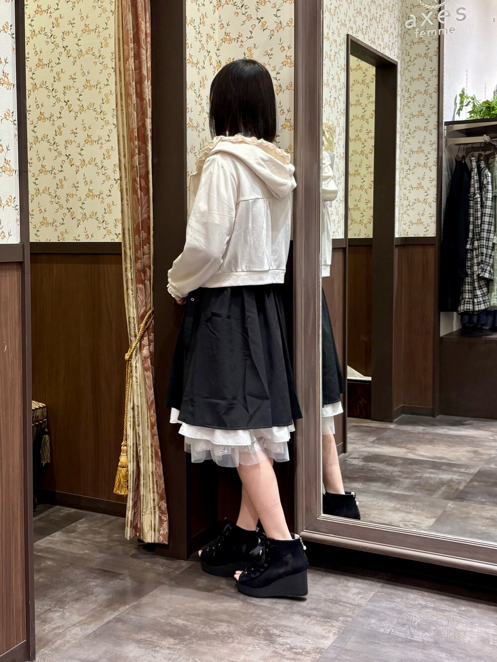 ホワイト系のタンクトップ、ブラック系のワンピース、ブラック系のサンダルを着用したレディースの夏コーディネートの7枚目の写真