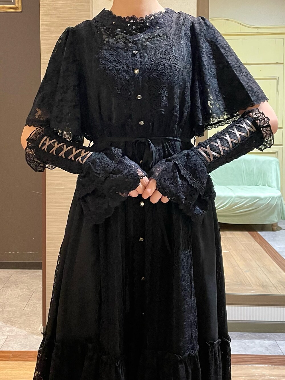 ブラック系のブーツ、ブラック系のTシャツ/カットソー、ホワイト系のタンクトップを着用したレディースの夏コーディネートの4枚目の写真