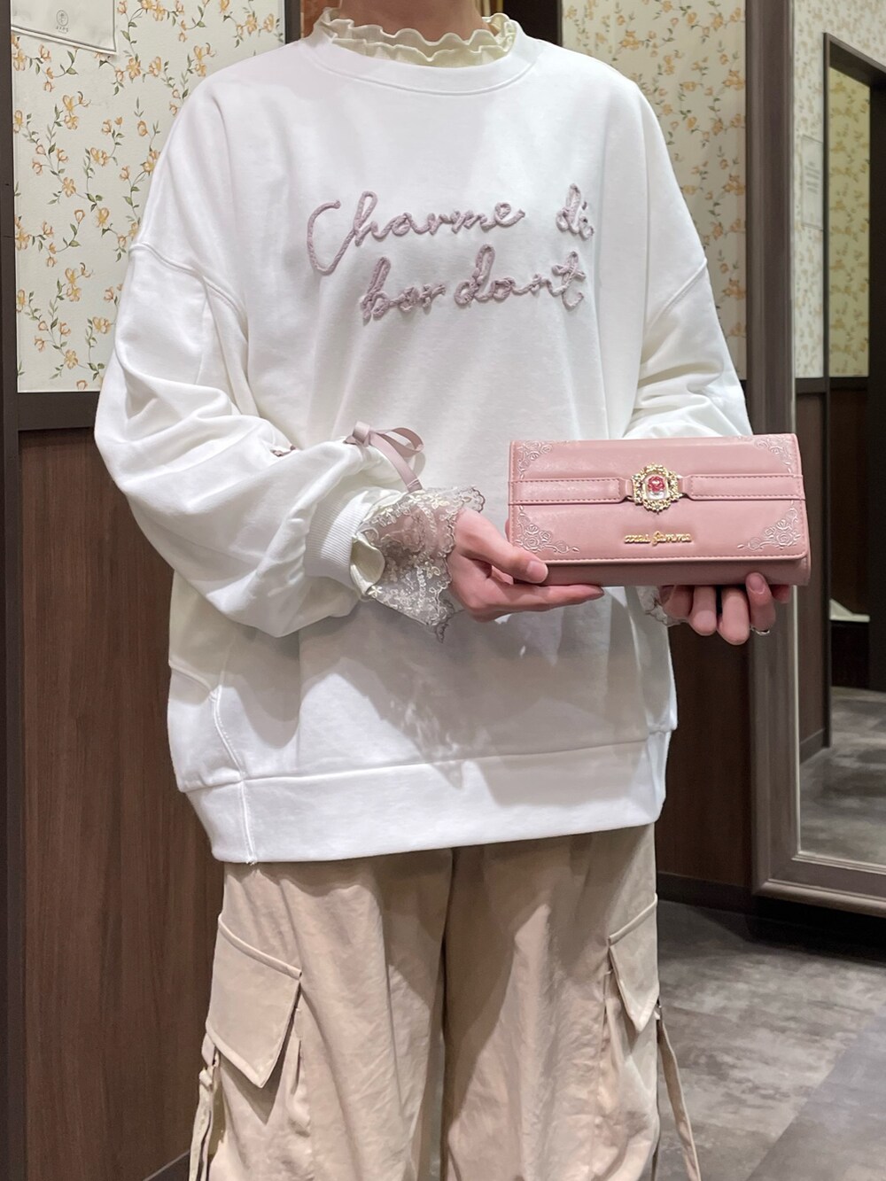 ピンク系のバックパック/リュック、ベージュ系のカーゴパンツ、ホワイト系のスニーカーを着用したレディースの春コーディネートの5枚目の写真