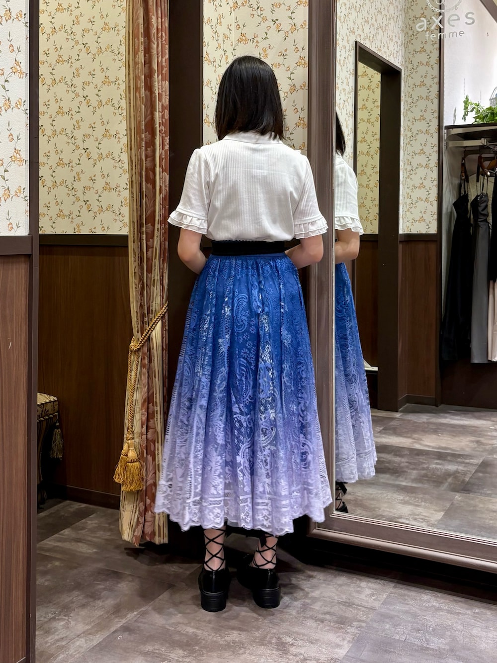 ブルー系のスカート、ホワイト系のタンクトップ、ホワイト系のTシャツ/カットソーを着用したレディースの夏コーディネートの6枚目の写真