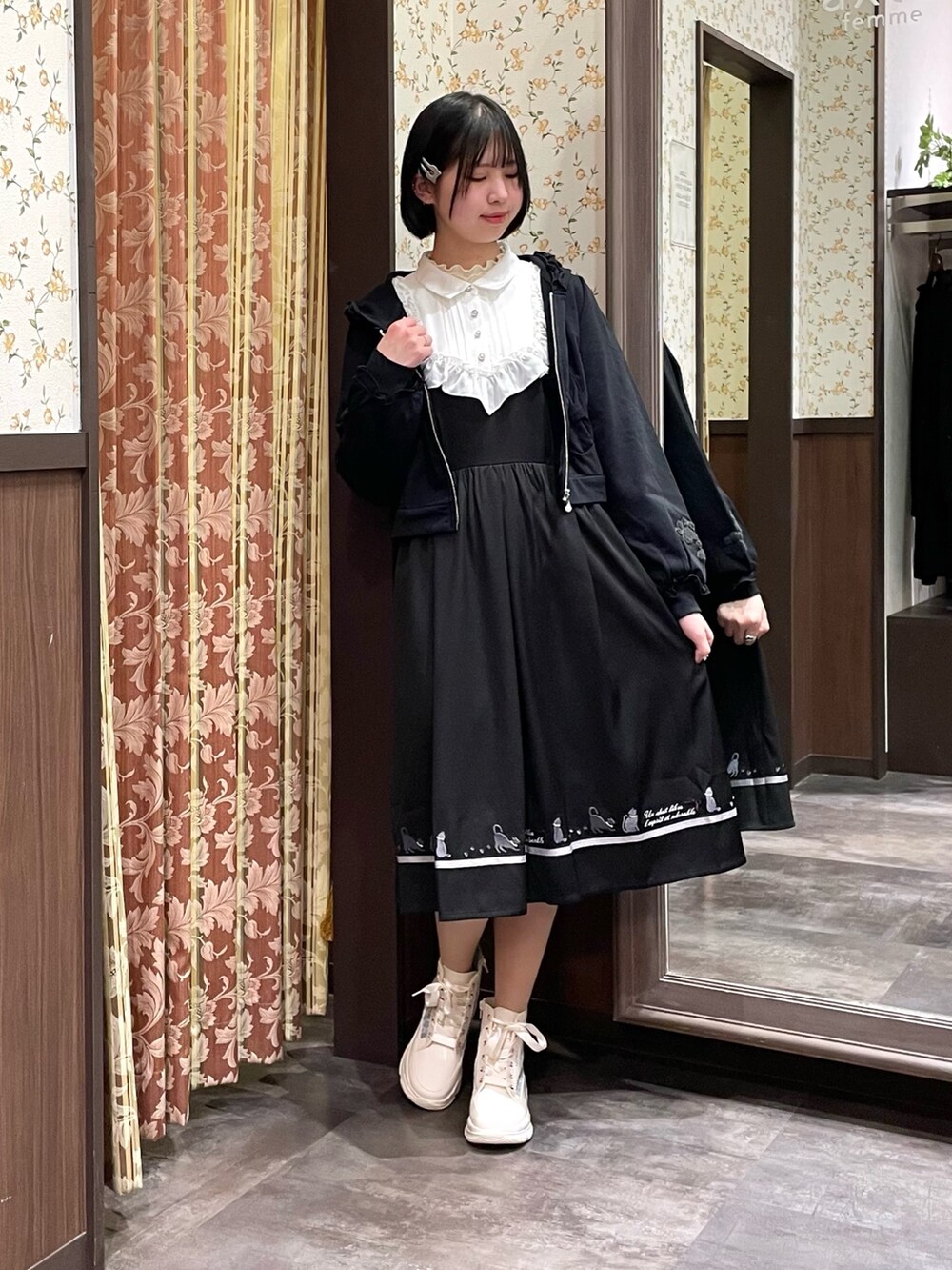 ホワイト系のスニーカー、ブラック系のワンピース、ブラック系のショルダーバッグを着用したレディースの春コーディネートの8枚目の写真