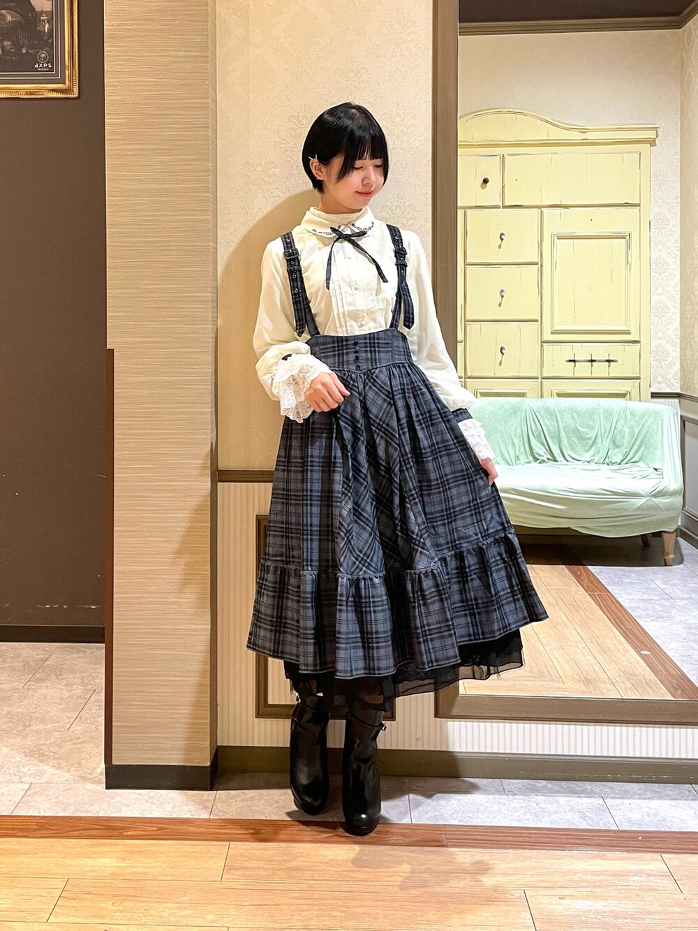 ブルー系のスカート、ブラック系のブーツ、ホワイト系のシャツ/ブラウスを着用したレディースの秋コーディネートの6枚目の写真