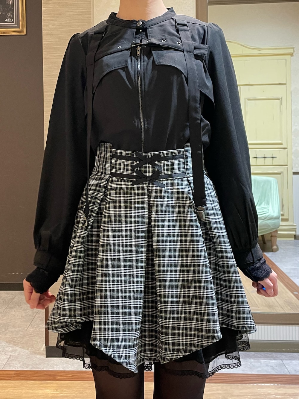 ブラック系のその他パンツ、ブラック系のブーツ、ブラック系のブルゾンを着用したレディースの秋コーディネートの4枚目の写真