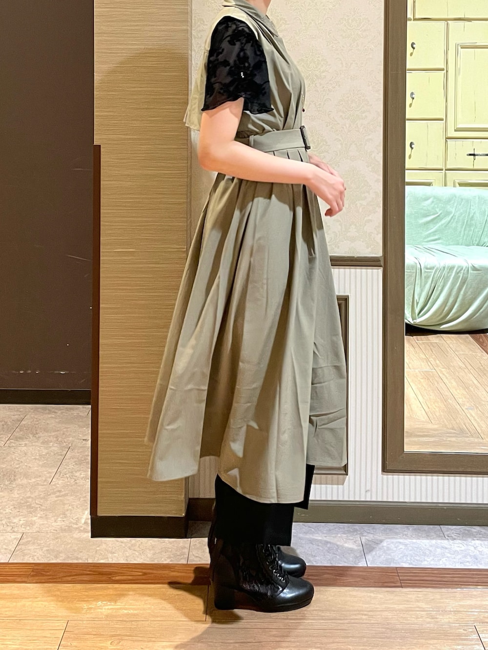 ブラック系のその他パンツ、ブラック系のブーツ、ブラック系のタンクトップを着用したレディースの夏コーディネートの2枚目の写真