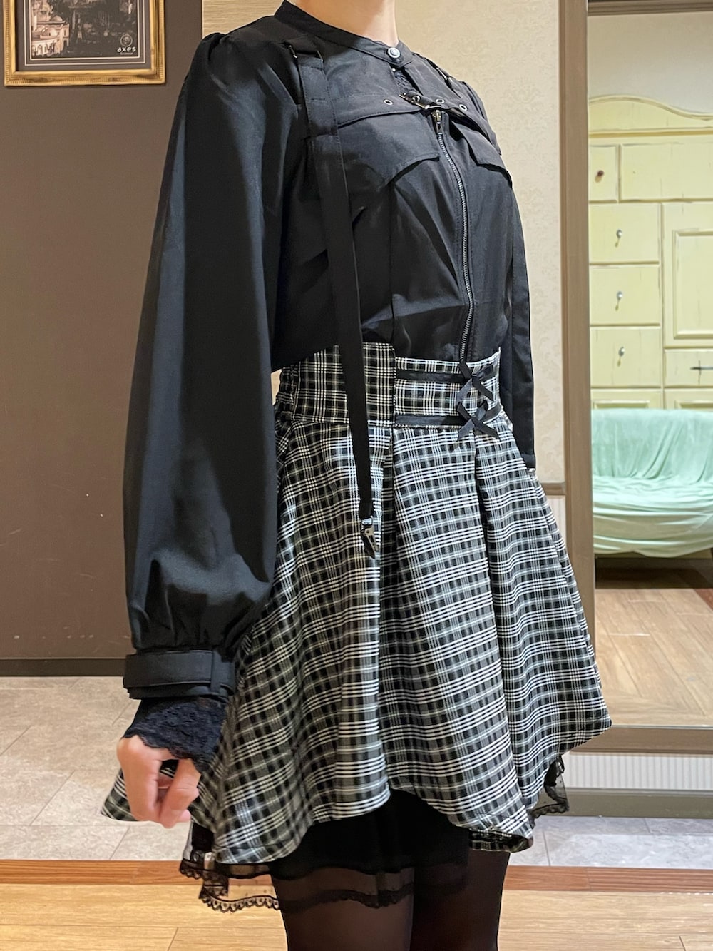 ブラック系のその他パンツ、ブラック系のブーツ、ブラック系のブルゾンを着用したレディースの秋コーディネートの5枚目の写真